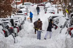 Ciudadanos estadounidenses limpian las calles afectadas por la tormenta.