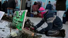 গুলি হয়েছে যেখানে সেখানে শ্রদ্ধা জানাচ্ছেন একজন