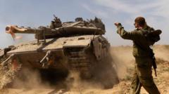 Un soldado israelí ante un tanque de su ejército.