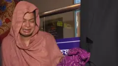 নবজাতক শিশুকে হারিয়ে আহাজারি করছেন এক মা 
