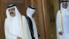 وفي يونيو/حزيران 2013، سلم الأمير حمد بن خليفة آل ثاني السلطة إلى ابنه وولي عهده الشيخ تميم. وقال الشيخ حمد في خطاب تسليم السلطة: "تنتقلون إلى عهد جديد ترفع الراية فيه قيادة شابة تضع طموحات الأجيال القادمة نصب عينها وتعمل دون كلل أو ملل من أجل تحقيقها مستعينة في ذلك بالله أولاً وبأبناء الوطن وبما اكتسبته من خبرة ودراية في الحكم وإدارة شؤون البلاد ومعرفة عميقة بالواقع في منطقتنا وعالمنا العربي".