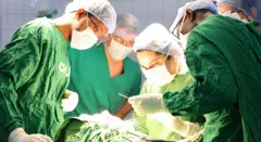 Abaganga barimo kubaga indwara y'igicuri ku bitaro bya CHUK i Kigali