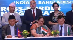 भारत, बांग्लादेश और नेपाल के अधिकारी बिजली समझौते पर हस्ताक्षर करते हुए 