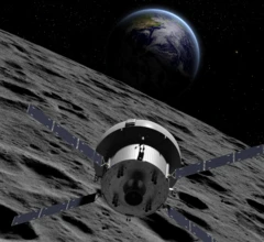 Impressão artística de uma pequena nave espacial com quatro painéis solares formando um X ao seu redor, voando acima da superfície lunar com a Terra ao fundo.