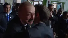 Misirdəki "Sülh 2025" sammitindən sonra Emmanuel Makron Recep Tayyip Erdoğanla sağollaşarkən İlham Əliyev ayağa durub Makronla qucaqlaşıb görüşür
