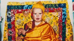 Lama Osel aos dois anos de idade na entronização