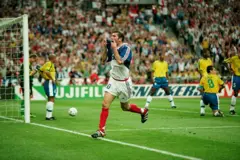 Zidane comemora o segundo gol da França contra o Brasil, na final da Copa do Mundo de 1998