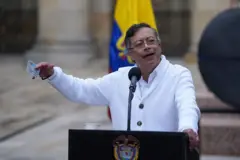El presidente Gustavo Petro habla desde un atril con el escudo de Colombia y delante de la bandera del país durante la primera vuelta electoral del 31 de mayo