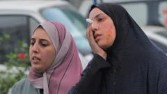 Dua perempuan Palestina yang terluka akibat serangan udara Israel, mengunjungi rumah sakit Al-Shifa di Kota Gaza untuk perawatan pada 10 Oktober