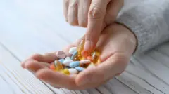 Mão com pastilhas de diferentes tipos e cores