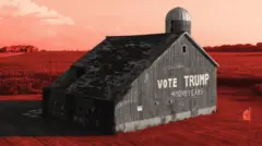 Casa de fazenda com os dizeres "Vote em Trump para mais quatro anos"