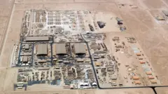 An aerial shot of the Al Udeid Air Base in 2004 2004 දී අල් උඩෙයිඩ් ගුවන් කඳවුරේ ගුවනින් ගත් ඡායාරූපයක්