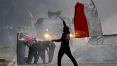 demo-berlanjut-setelah-pengemudi-ojek-online-tewas-dilindas-rantis-tiga-orang-tewas-dalam-demonstrasi-di-makassar