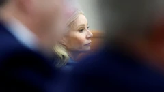 Gwyneth Paltrow em meio a pessoas