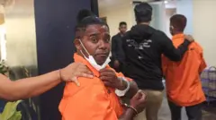 Dua tersangka kasus pembubaran paksa diskusi berjalan usai konferensi pers yang digelar Polda Metro Jaya di Jakarta, Minggu (29/9/2024). Polda Metro Jaya telah menangkap lima orang dan telah menetapkan dua tersangka terkait kasus pembubaran paksa acara diskusi Silaturahmi Kebangsaan Diaspora Bersama Tokoh dan Aktivis Nasional yang digelar Forum Tanah Air (FTA) di Kemang, Jakarta Selatan pada Sabtu (29/9/2024)