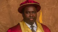 Ọkammụta Amupitan yi uwe ndị ọkammụta na okpu ha.