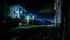 Un quartier de la ville éclairée par des lampes