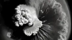 Erupção do vulcão subterrâneo Hunga Tonga-Hunga Ha'apai vista do espaço