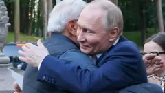 మోదీ, పుతిన్ ఆలింగనం.