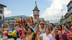 শ্রীনগরের লালচকে কৃষ্ণের জন্মদিন উদযাপন করছেন হিন্দু ধর্মাবলম্বীরা

