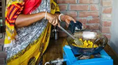 Obìnrin tó ń dáná ní ilé ìdáná pẹ̀lú gáàsì