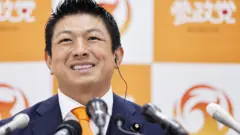 神谷宗幣在東京日本參政黨選舉本部會見記者時咧嘴大笑（20/7/2025）