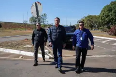 O ex-presidente Jair Bolsonaro chega à sede da Secretaria de Estado da Administração Penitenciária, em Brasília, em 18 de julho de 2025