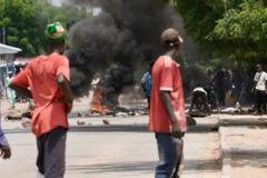 Les manifestations violentes continuent dans plusieurs villes du Cameroun après la victoire de Paul Biya