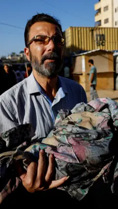 otac drzi mrtvo dete, palestinske teritorije, gaza