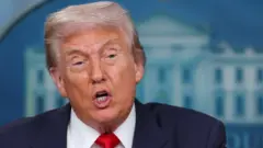 الرئيس الأمريكي دونالد ترامب يتحدث إلى الصحافة في 11 أغسطس/آب 2025