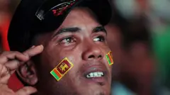 ශ්‍රී ලංකා ක්‍රීඩා ලෝලීයෙකු කඳුළු පිරුණු දෑසින් සිටින අයුරු