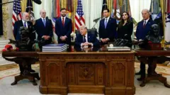 Дональд Трамп за столом в Белом доме в окружении участников встречи между делегациями Израиля и Ливана