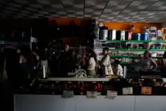 صف خریداران در بی برقی فروشگاه