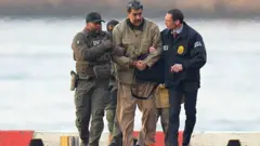 Nicolás Maduro aparece esposado tras aterrizar en un helipuerto de Manhattan, escoltado por agentes federales fuertemente armados mientras se dirigen a un vehículo blindado hacia un tribunal federal en Manhattan el 5 de enero de 2026 en la ciudad de Nueva York.