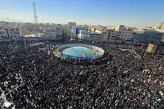 Apoiadores em ato após a morte de Ali Khamenei  em Teerã 