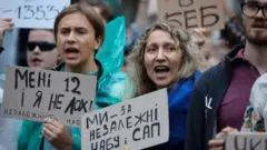 Люди с плакатами