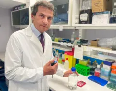 O Dr. Roberto Berni Canani em seu laboratório na Universidade Federico II, em Nápoles