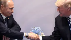 Trump e Putin em encontro durante reunião do G20 em 2017.
