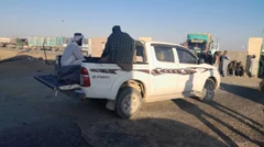 په یوه سپينه ډاډسنه کې دوه سړي ناست دي او په باډۍ کې یې په تور پلاستیک کې پوښل شوی مړی پروت دی. 