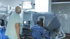 Perezida Paul Kagame arebera mu cyuma cy'ikoranabuhanga mu buvuzi, ubwo hatangizwaga i Kigali ishami rya IRCAD muri Afurika, aha ni ku wa gatandatu ku itariki ya 7 Ukwakira (10) mu 2023