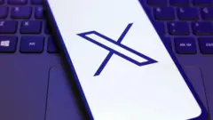 一個放在電腦上的手機顯示打開軟體X的界面