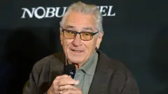 O ator Robert De Niro fala ao microfone