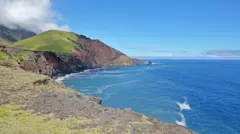 Vista do mar de Tristão da Cunha, perto da costa