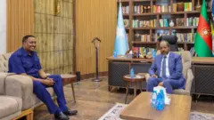 Barreessaa Olaanaa IGAD Dr Warqinaa Gabayyoo (bitaa) fi Pirezidantii Somaaliyaa Hasan Sheek Mohamuud (mirga)