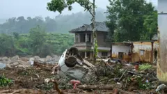 కేరళలో విరిగిపడ్డ కొండచరియలు