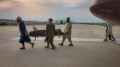 صورة تظهر إخلاء أحد ضحايا زلزال أفغانستان جوّاً. 