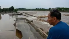 一名居民與泛濫的河道