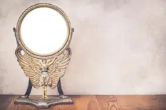Um espelho em um balcão