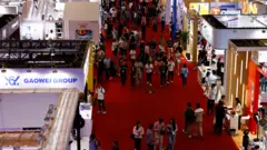 Pessoas visitam a Feira de Importação e Exportação, conhecida como a Feira de Cantão, em Guangzhou (China)