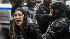 Manifestante pro palestina es detenida en Nueva York en 2024.